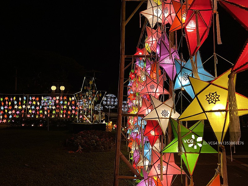 夜晚传统泰式灯笼上的泰式图案之美图片素材