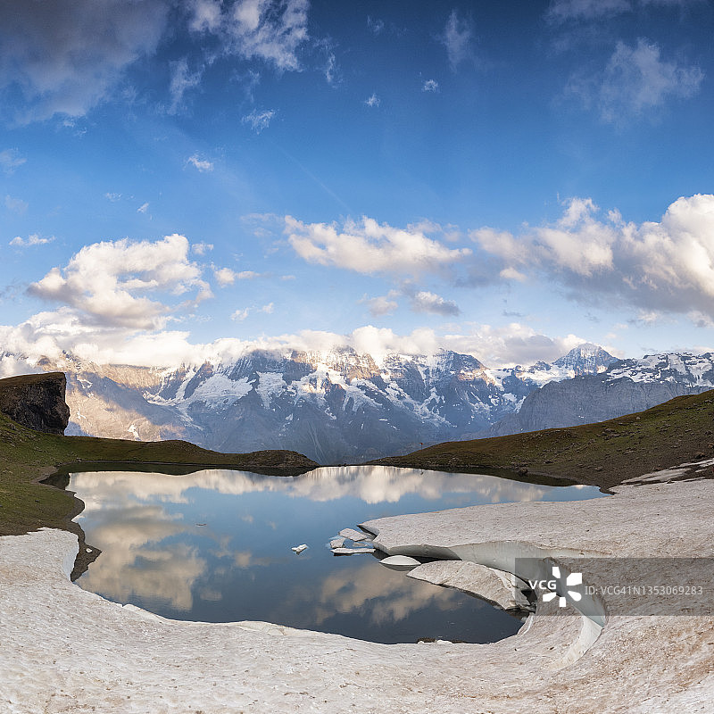 瑞士格劳塞利湖日落景色图片素材