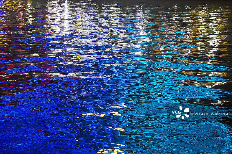 水面上的倒影图片素材