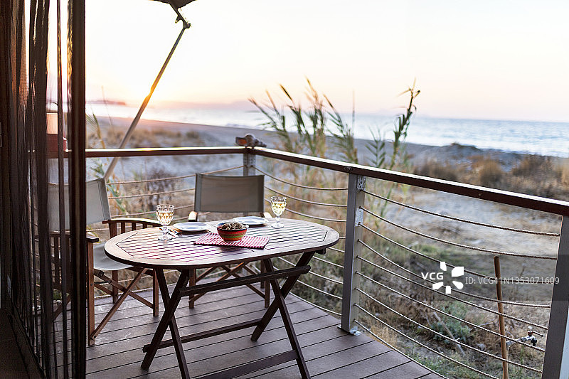 从海滩上一个绝妙的豪华露营帐篷里看到的景色图片素材