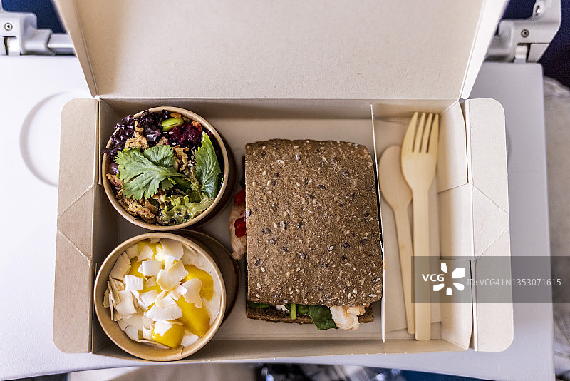 飞机上经济舱午餐的俯视照片图片素材