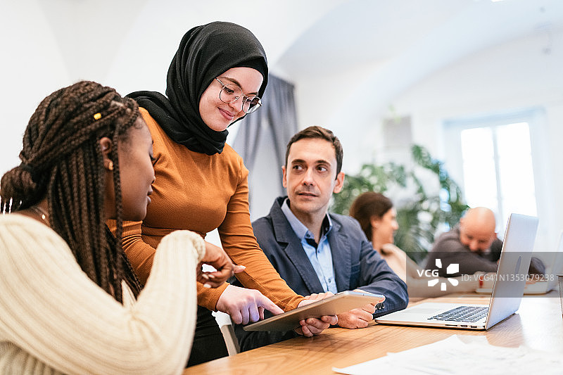 疫情后全球商业中的不同种族员工群体图片素材