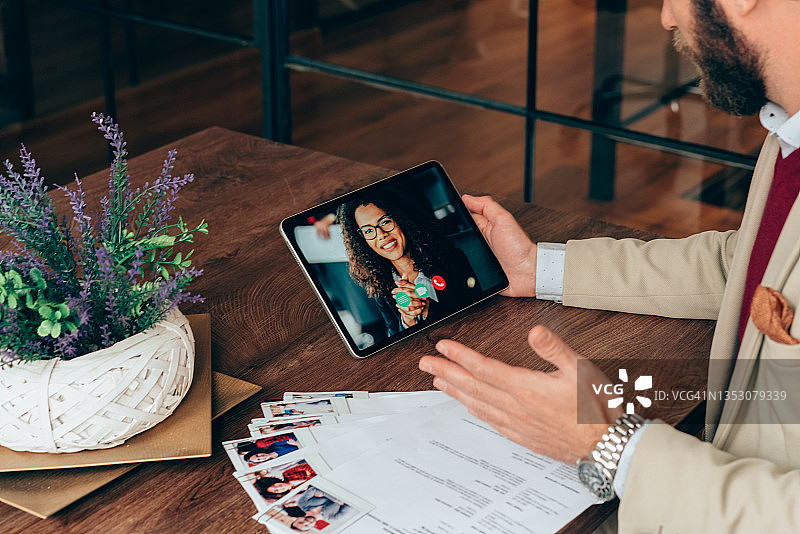 人力资源经理通过视频通话招聘，COVID-19疫情图片素材