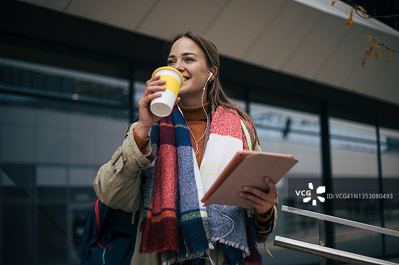 有平板电脑的女商人图片素材