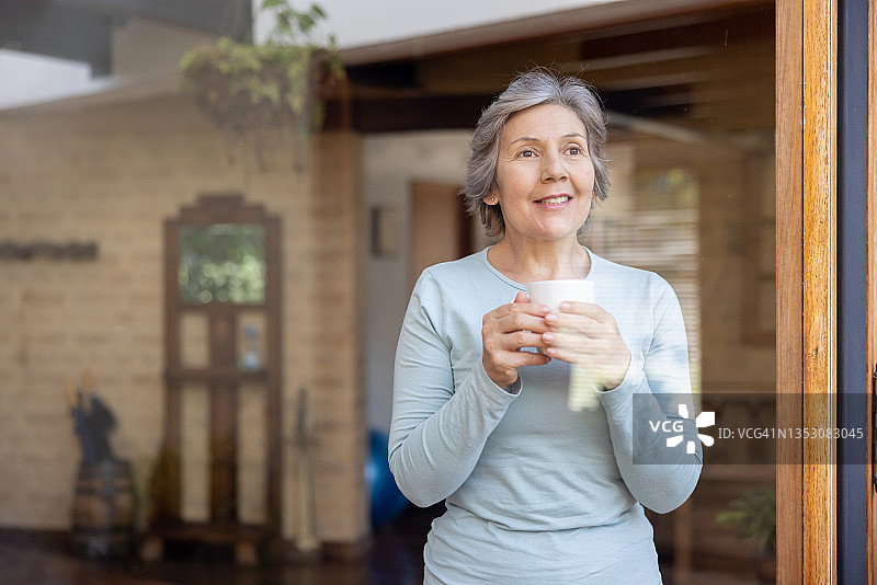 在家喝咖啡沉思的年长女士图片素材