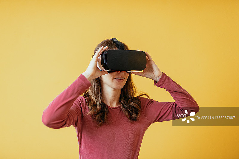 戴着VR头显的白人女性图片素材