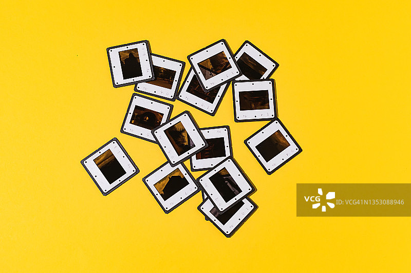 黄色背景上的黑白塑料框复古模拟摄影幻灯片图片素材