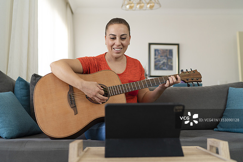 女人在线学习弹吉他图片素材