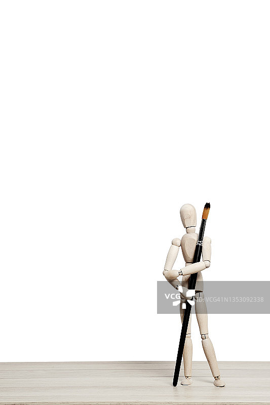 人体模型拿着画笔图片素材