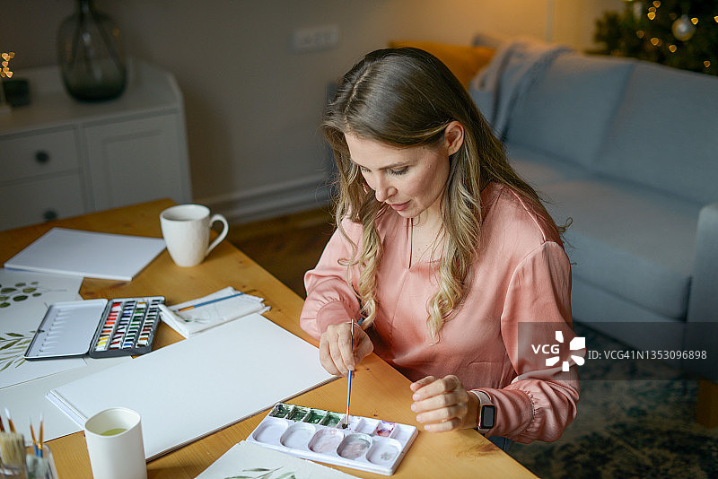 女艺术家工作照图片素材