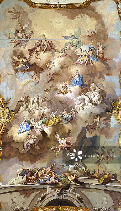 菲尔斯滕泽尔修道院教堂的巴洛克天花板壁画，呈现圣母升天图图片素材
