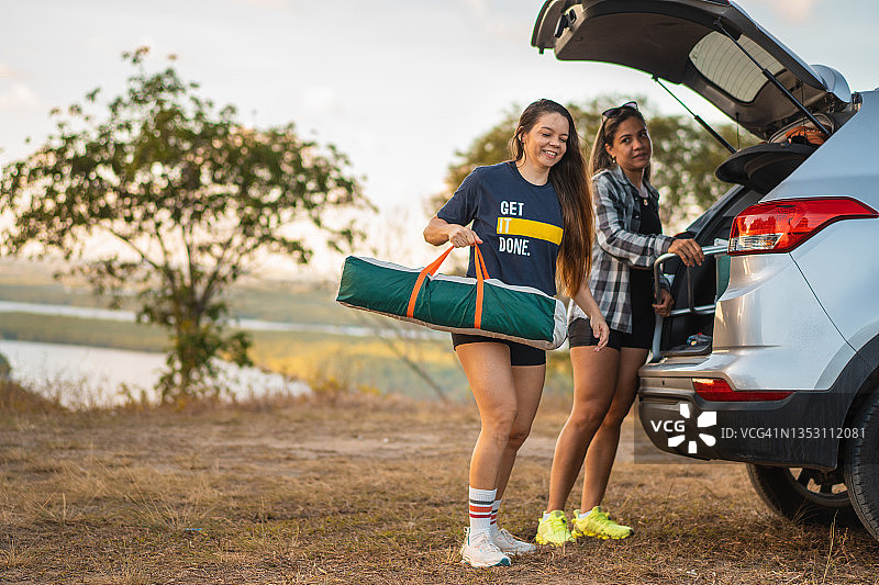 汽车旅行和山地露营图片素材