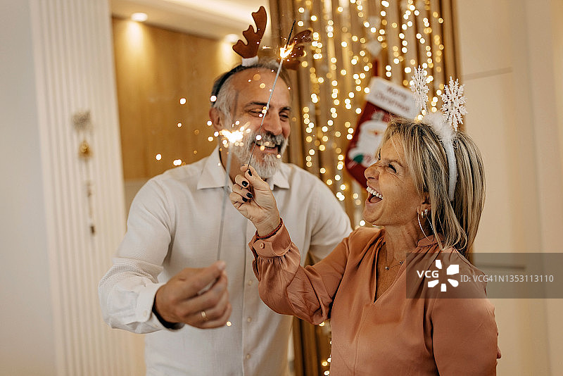 年长的男人和年长的女人庆祝新年图片素材