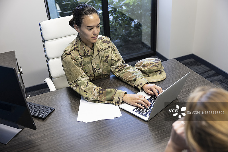 办公室里的空军人员图片素材