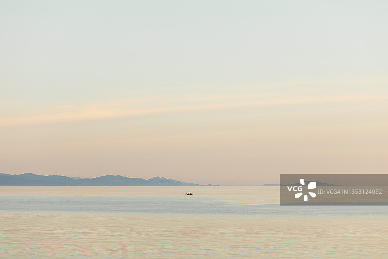 简约风格柔和色彩海边日落与远山图片素材
