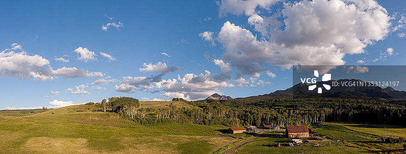 科罗拉多州西南部施密德家庭牧场全景，特柳赖德附近，晴朗夏日下午的壮丽天空云景图片素材