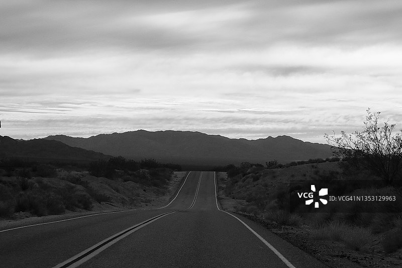 通往群山的小路图片素材
