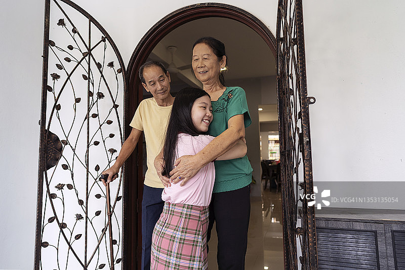 少女和年长妇女在门口拥抱图片素材