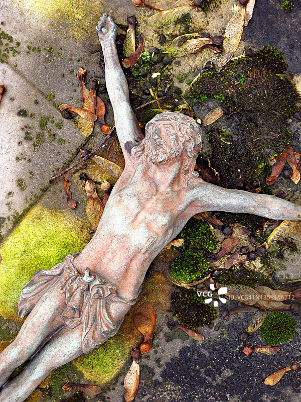 巴黎墓地中被遗弃的古老青铜十字架特写图片素材