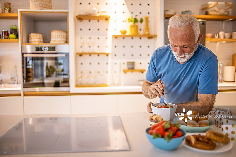 年长的男人享用健康的早餐图片素材