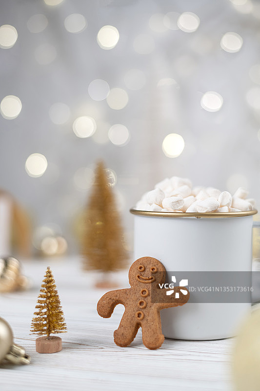 姜饼人与棉花糖冬季可可和白色圣诞树背景图片素材