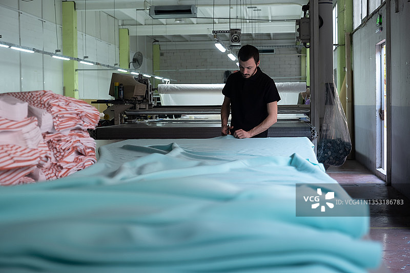 工人在小作坊里准备布料图片素材