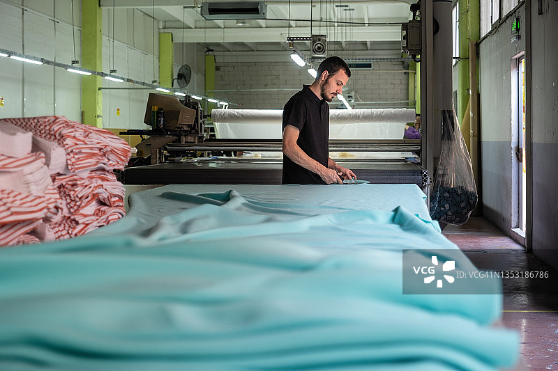 工人在小作坊里准备布料图片素材