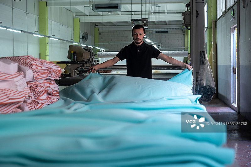 工人在小作坊里准备布料图片素材