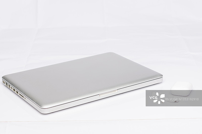 白色背景上的笔记本电脑样机图片素材