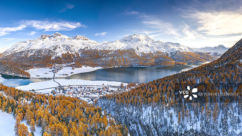 秋天被落叶松环绕的高山湖泊图片素材
