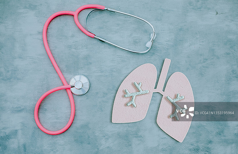 灰色背景纸质肺部标志：世界防治结核病日，医疗、医院、诊断、人体器官图片素材