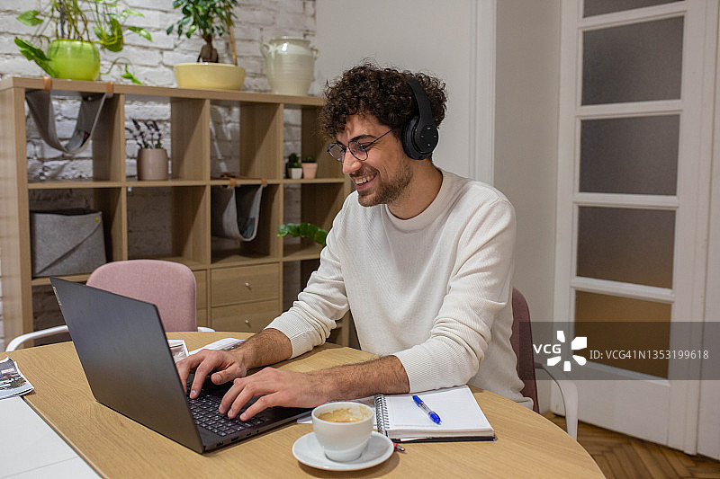 使用笔记本电脑工作的年轻商人图片素材