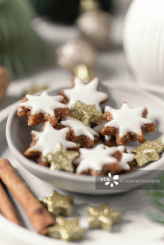 圣诞节餐桌装饰：碗里的星星形状圣诞饼干图片素材