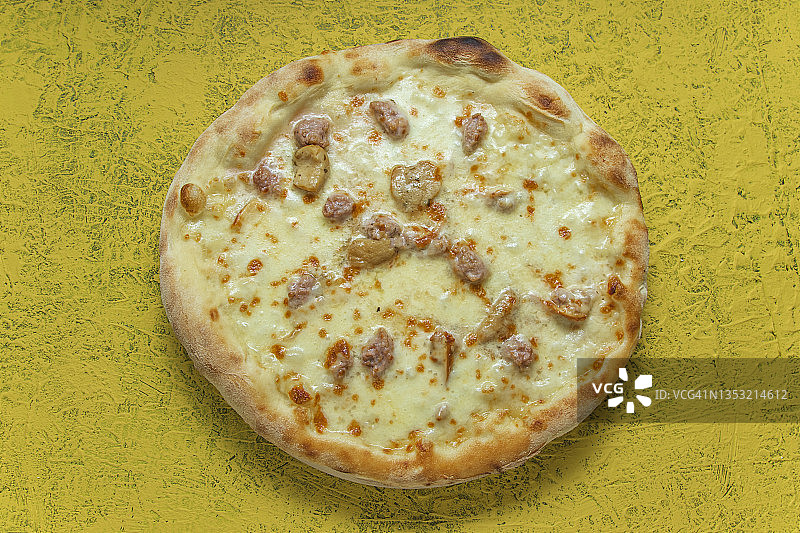 黄色背景上的香肠蘑菇披萨图片素材