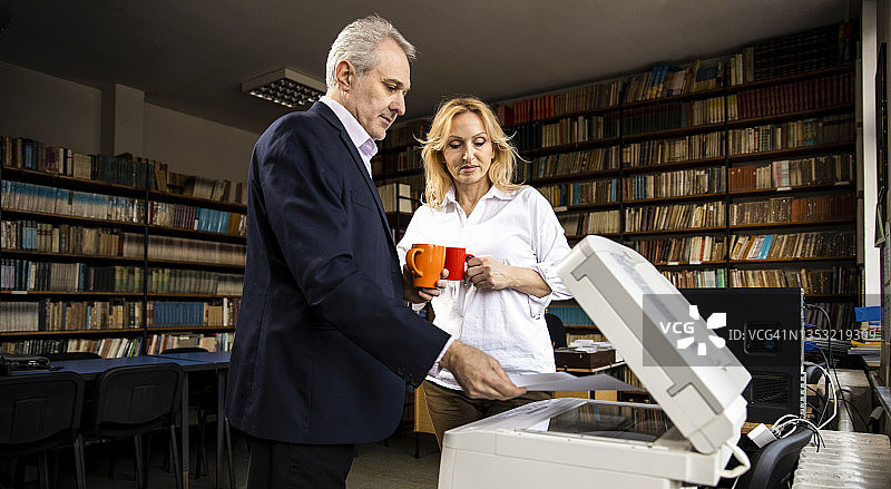 咖啡休息期间，老师在学校图书馆里抄书图片素材