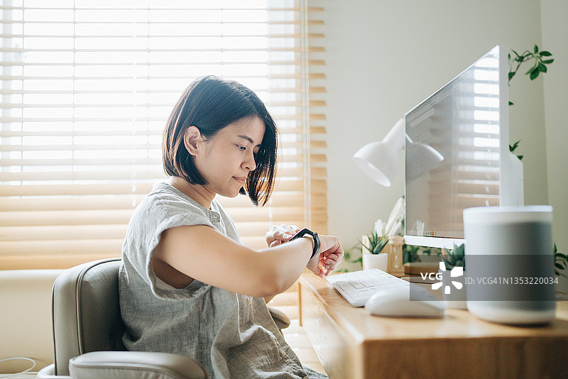 在家使用科技产品工作的亚洲女人图片素材