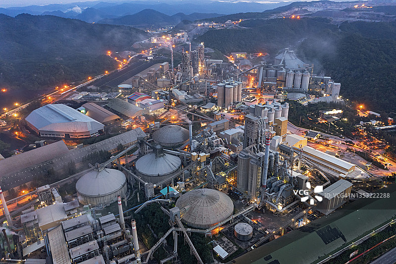 黄昏时水泥厂的航拍顶视图，用于建筑工业商务图片素材