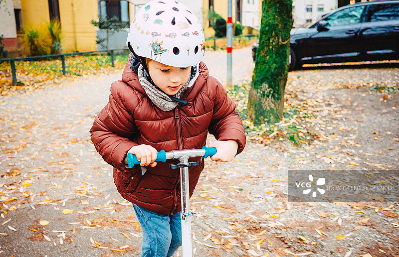 小男孩骑着滑板车图片素材