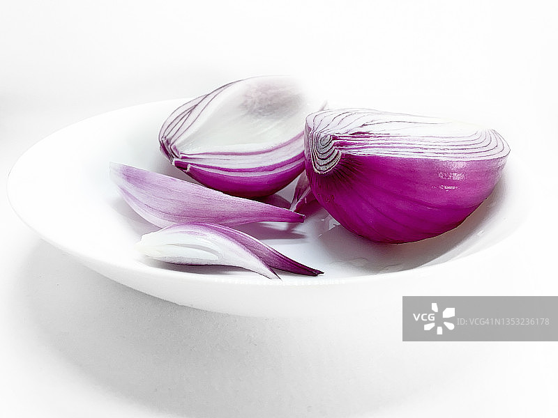 白色盘子里的新鲜洋葱片图片素材