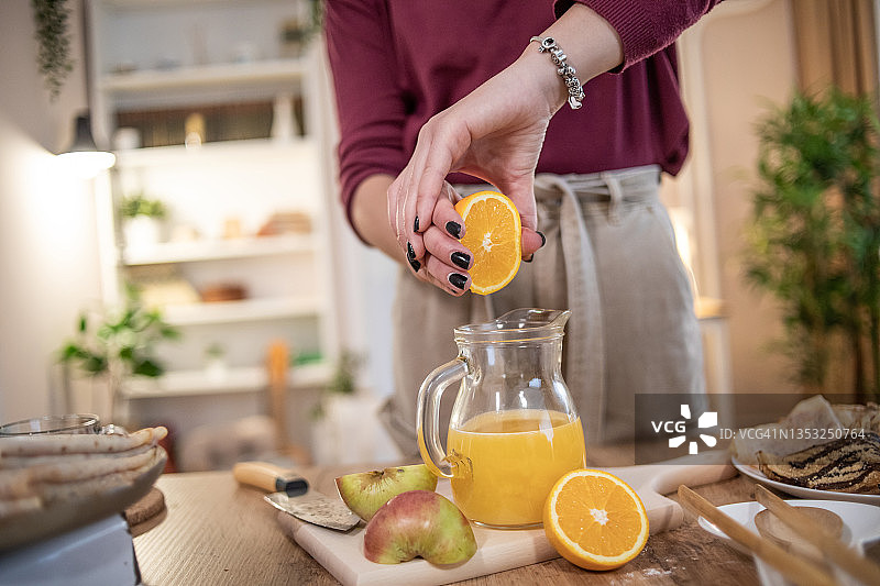 女人准备新鲜果汁图片素材
