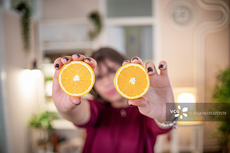 女人准备新鲜果汁图片素材