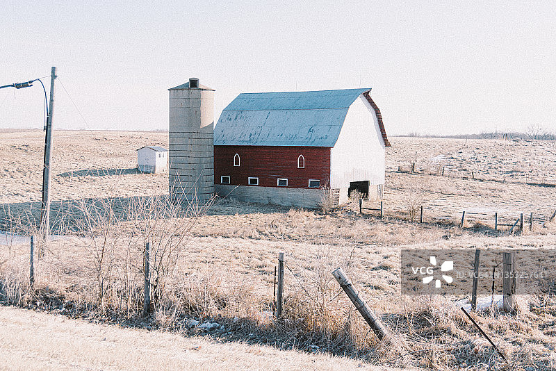 美国中西部寒冷早晨的红色老谷仓图片素材