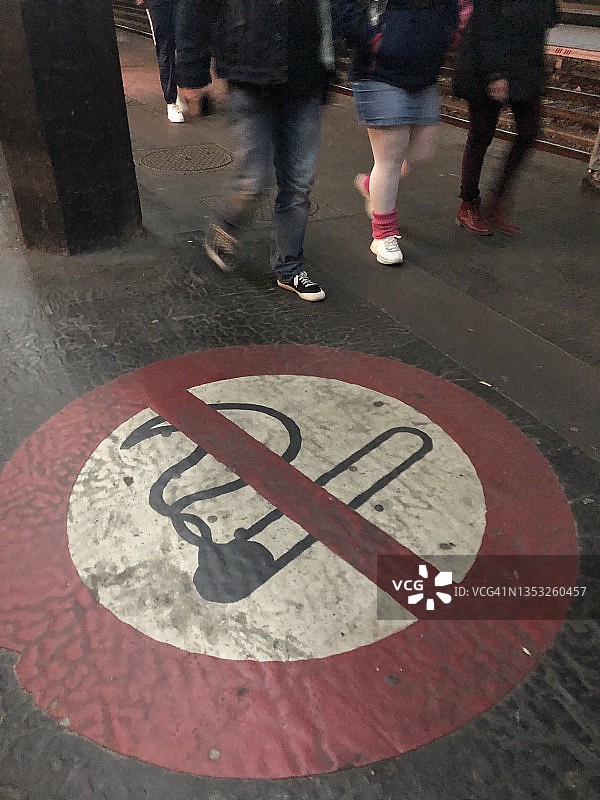 地板上的禁止吸烟交通标志图片素材