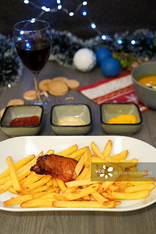 烤肉和薯条图片素材