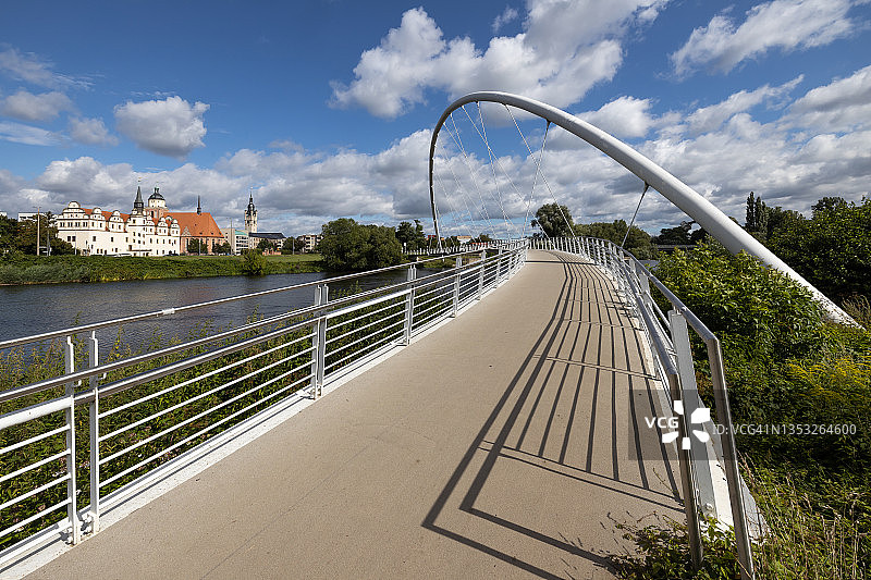 德绍：具有历史天际线的现代桥梁（萨克森-安哈尔特州，德国）图片素材