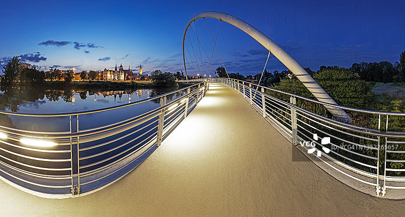 蓝色时刻的德绍全景（萨克森-安哈尔特州，德国）图片素材