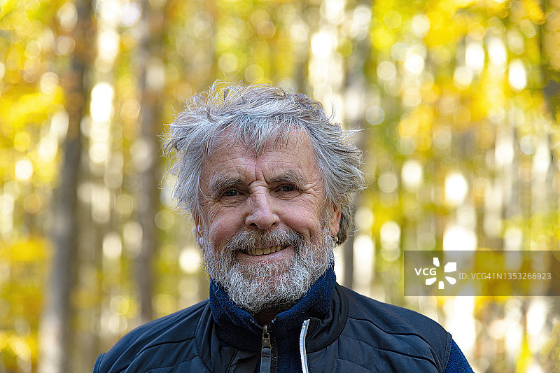 秋季山中灰胡子老年男人肖像，位于欧洲斯洛文尼亚朱利安阿尔卑斯山脉滨海地区图片素材