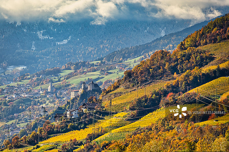 南蒂罗尔：秋季的苹果和葡萄种植图片素材