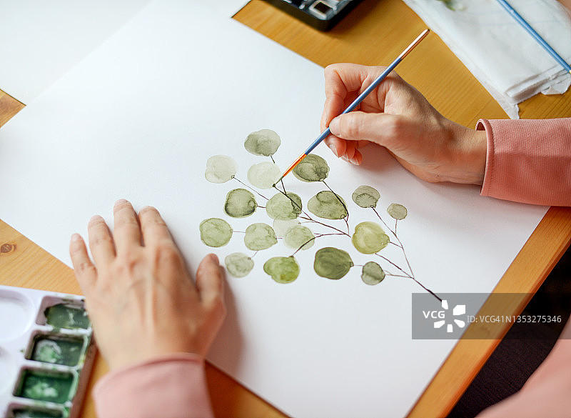 女艺术家工作照图片素材