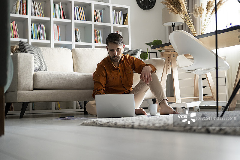 在家用笔记本电脑工作的男人图片素材